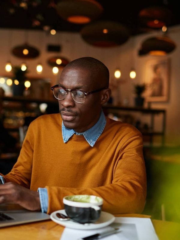 blogger-in-coffee-shop.jpg